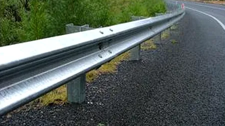 Cum s-a luptat Nea Vasile, la 77 de ani, cu PARAPETUL de pe un drum național