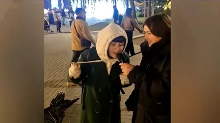 Irina Rimes a făcut SHOW în stradă, alături de o fată care-i fredona melodiile