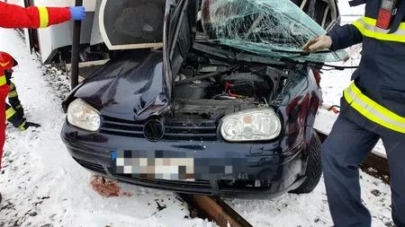 FOTO-VIDEO | O tânără de 22 ani a murit după ce mașina pe care o conducea a fost lovită de tren, în județul Arad