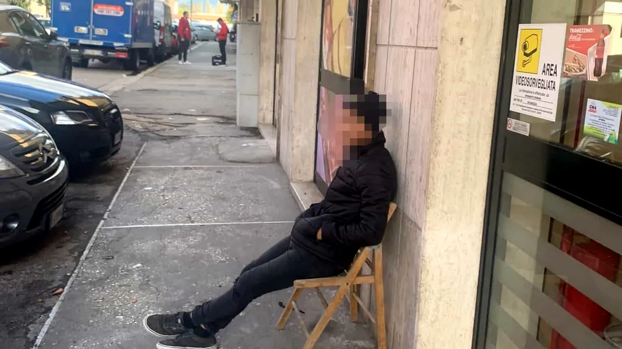 Trăiește din cerșit și doarme într-un sac, sub cerul liber. Povestea tristă a unui COPIL român care a impresionat italienii