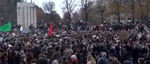 Proteste la Paris: „Vom pune jos telefoanele când voi veți pune jos armele”/ Parlamentarii francezi vor pedepse cu închisoarea pentru difuzarea imaginilor cu polițiști