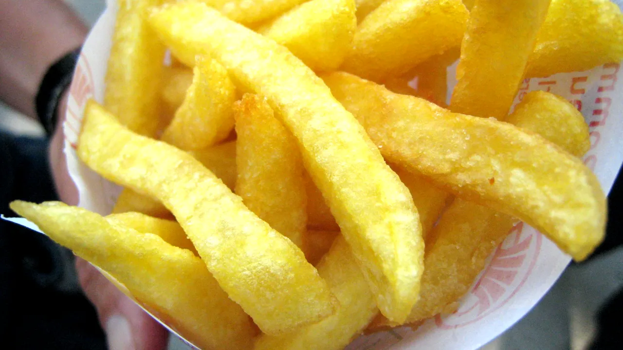 Un adolescent a ajuns aproape orb la spital, după ce a mâncat numai cartofi prăjiți, chipsuri și pâine albă timp de 10 ani. Avertismentul specialiștilor