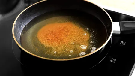 De când s-a scumpit, românii nu mai aruncă uleiul de gătit uzat la canalizare și s-au pus pe RECICLAT. Casnică: Reciclez uleiul în bidoane de 2 litri