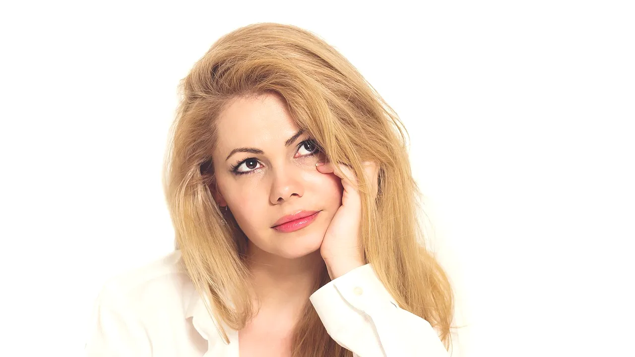 INGREDIENTUL care te scapă de mătreață prin cea mai simplă metodă. Costă 2 lei și se găsește în orice supermarket