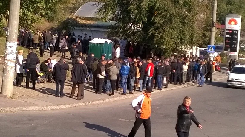 ALEGERI PREZIDENȚIALE 2014.Sute de oameni așteaptă la Chișinău să voteze; cozile s-au format încă de la ora 5.00