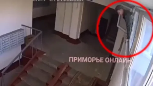 VIDEO | Recrutorii care aduc documentele de înrolare în armata rusă pătrund pe geam în blocuri, pentru că locatarii încuie ușile de la intrare