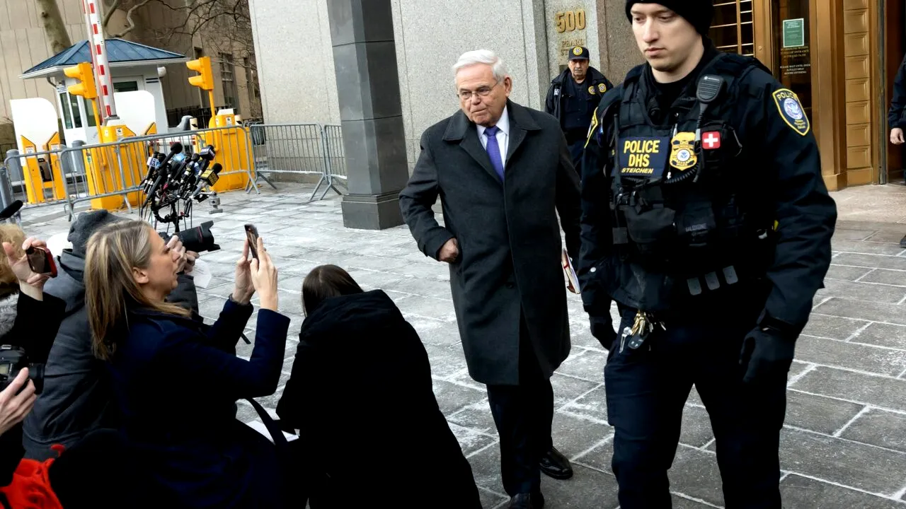 Un Mercedes, bani și LINGOURI de aur ascunse în haine și pantofi: MITA primită de un influent SENATOR american, condamnat la 11 ani de închisoare