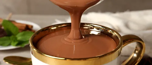 Cum să faci ciocolată caldă acasă. Ingredientul cu care să combini laptele ca să iasă super cremoasă