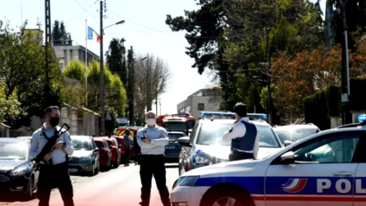 O poliţistă a fost ucisă cu un cuţit într-un comisariat din regiunea Parisului. Procuratura anti-terorism deschide o anchetă