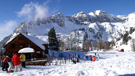 Vacanță în străinătate de Crăciun și de Revelion. Care sunt destinațiile preferate de români și cât costă să-l vezi pe Moș Crăciun