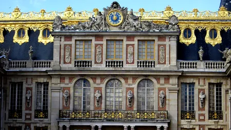 FRANȚA SUB TEROARE! Palatul Versailles, evacuat după o amenințare cu bombă! / A fost panică și la Luvru