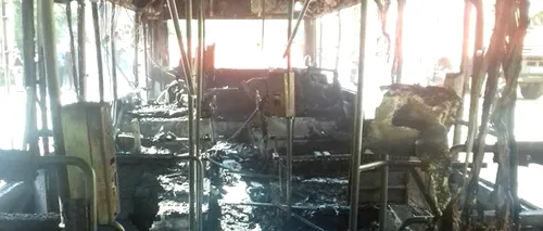 Un autobuz cu 15 călători a luat foc în mers, în Arad