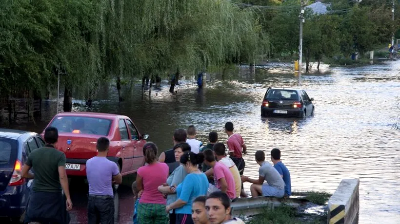 Sute de hectare de terenuri și zeci de anexe gospodărești din Argeș au fost afectate de inundații