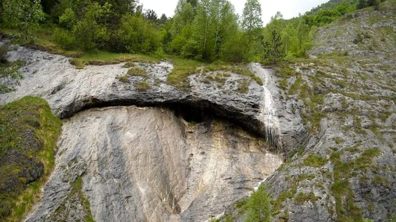 Există în România un loc miraculos, „făcător de minuni”. LEGENDA spune că vei crește în înălțime, dacă bei apă de acolo
