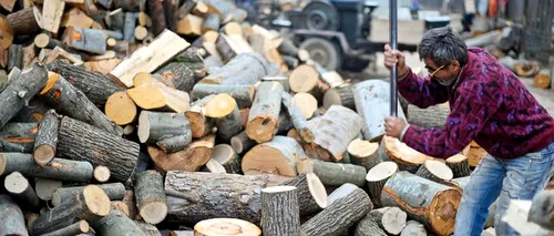 Un bărbat beat care refuza să pună lemne pe foc pentru a-și încălzi copiii, reclamat la 112 de soție