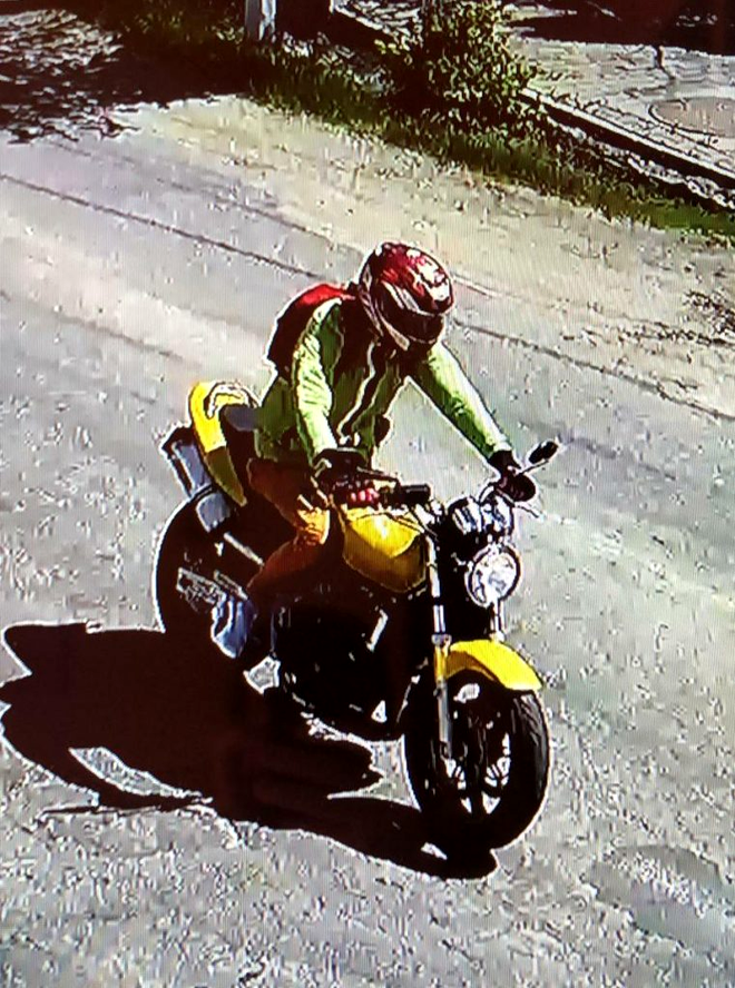 Motociclistul din imagine a fugit de la locul accidentului, după ce a lovit un copil de 5 ani în Bistrița-Năsăud