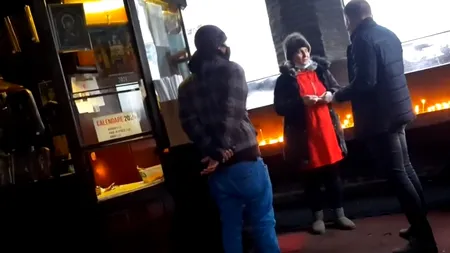 Scene îngrozitoare într-o biserică din România: Femeie bătută chiar în Casa Domnului de bărbatul cu care se află în divorț! - VIDEO