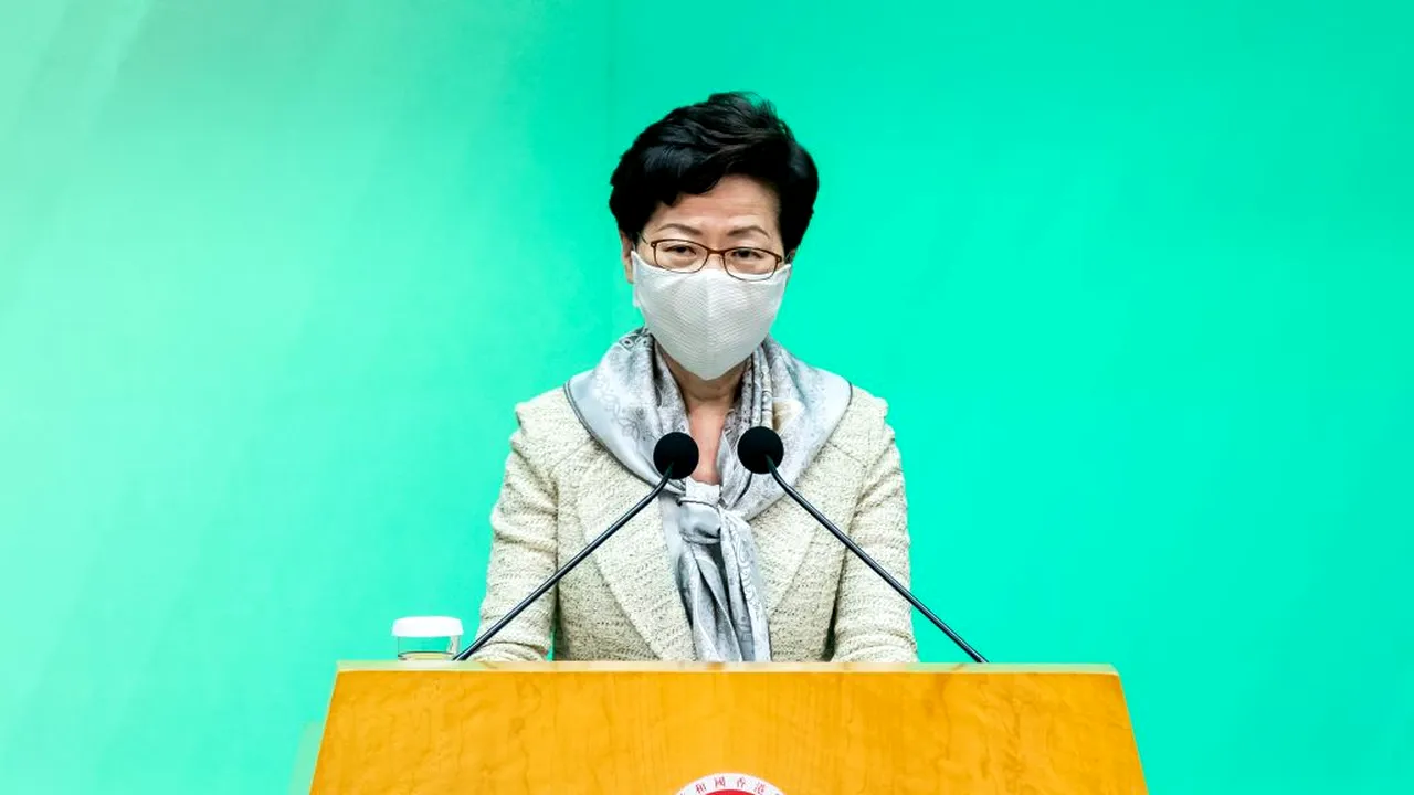 Șefa Guvernului din Hong Kong își ține banii „la saltea”. De ce nu poate să își facă un cont în bancă