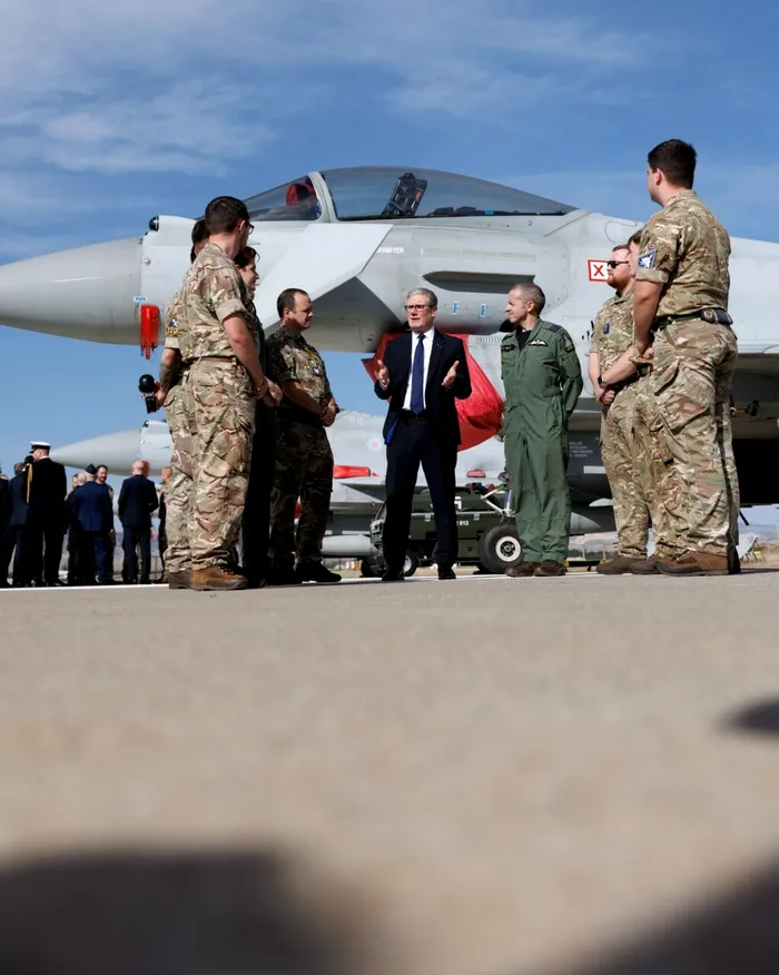 Premierul britanic Keir Starmer se întâlnește cu piloți de avioane Eurofighter Typhoon și ingineri, asta după ce Turcia a cumpărat 40 de avioane de vânătoare. Acordul militar a securizat 20.000 de locuri de muncă în Marea Britanie - Profimedia 