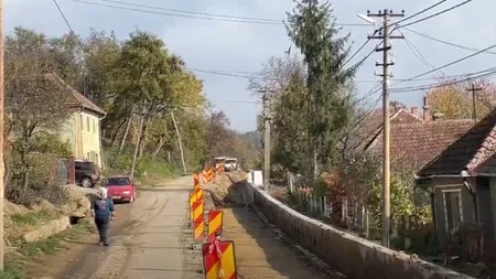 VIDEO | Localnicii unei comune din Satu Mare au rămas izolați în gospodării, după ce muncitorii care le repară strada au ridicat un zid de sprijin de-a lungul drumului