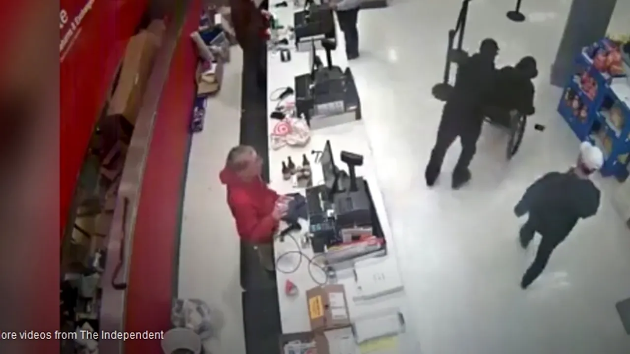 Șofer cu dizabilități, aruncat din scaunul rulant, după ce i-a cerut unei femei să-și mute SUV-ul din parcarea destinată persoanelor cu handicap - VIDEO