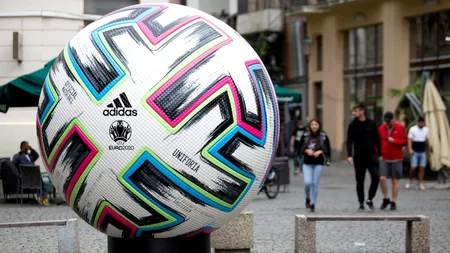 Bucureștiul se pregătește de EURO 2020. Mingea oficială, expusă pe două străzi din centrul Capitalei (FOTO)