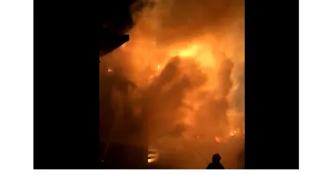 Incendiu izbucnit din cauza artificiilor din noaptea de Revelion / Peste cinci ore de intervenție pentru stingerea incendiului