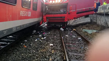 ACCIDENT. TIR răsturnat pe calea ferată și lovit apoi de tren, între Cluj-Napoca și Oradea