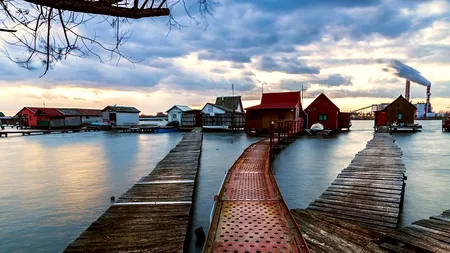 Uitați de Maldive: acesta este uimitorul sat plutitor aflat la doi pași de România