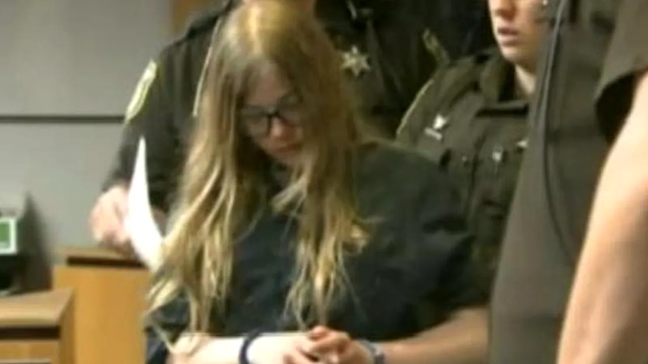 Două adolescente din SUA riscă să stea după gratii 65 de ani pentru că și-au înjunghiat o prietenă