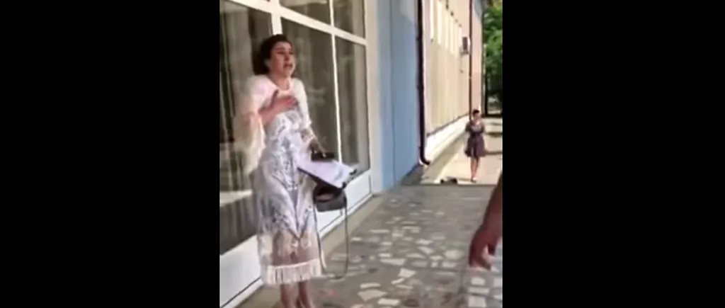 Un ucrainean revoltat a aruncat o găleată cu dejecții pe o profesoară. Aceasta îi ceruse bani fiicei sale pentru a putea obține licența | VIDEO