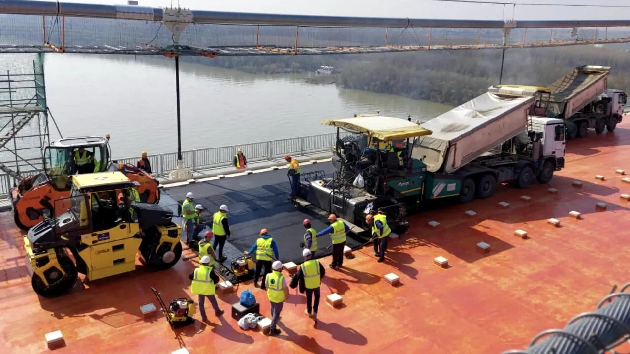 Circulația pe Podul Brăila, RESTRICȚIONATĂ pe un singur sens. Este înlocuit asfaltul vălurit