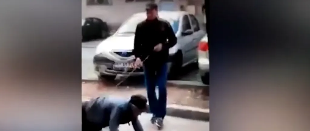 HALUCINANT. VIDEO/ Un tânăr din Gorj plimbă un bărbat în lesă pe stradă și toată lumea se amuză. Imaginile au devenit virale