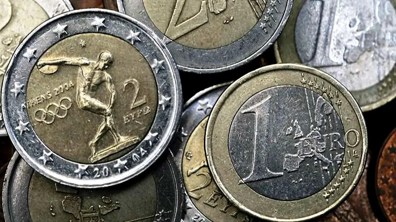 Euro a coborât față de dolar sub nivelul de la introducerea monedei