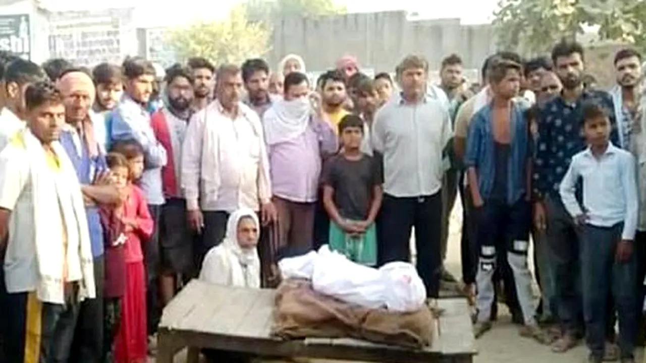 Caz cutremurător: Părinții unei fetițe decedate după un viol brutal i-au așezat corpul în mijlocul drumului. Protest cutremurător