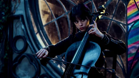 A fost lansat trailerul oficial „Wednesday”, miniseria lui Tim Burton filmată în România | VIDEO