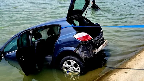 Un șofer a plonjat cu mașina în lacul de la Mihăilești, în zona barajului. Imagini de la fața locului