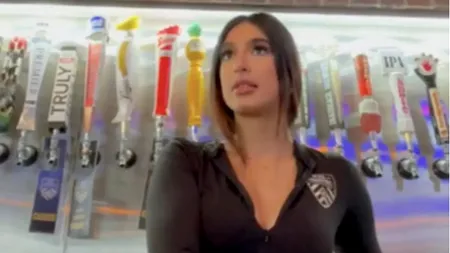 O tânără barmaniță a devenit celebră pe TikTok după ce a postat un video în care un client cerea insistent să-i vadă picioarele