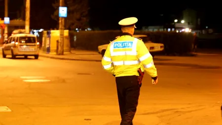 Un tânăr BEAT și fără PERMIS a luat pe capotă un polițst de circulație aflat la muncă. Șoferul a fost arestat preventiv