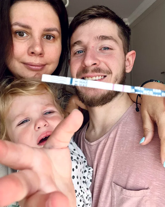 O femei din Rusia, în vârstă de 37 de ani, așteaptă al doilea copil cu fiul ei vitreg / Ce spune fostul soț