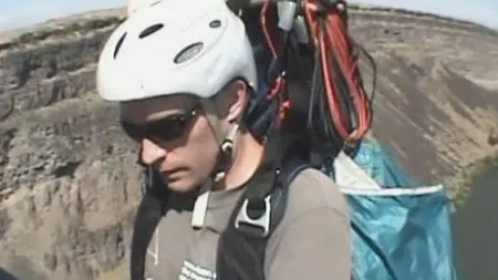 Un parașutist a reușit să-și sune soția după o săritură ratată. Care a fost deznodământul