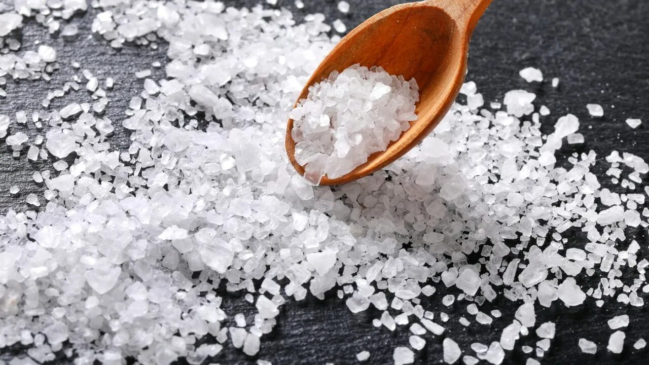 Cum ne afectează sănătatea consumul de SARE chiar și atunci când nu suferim de hipertensiune. Cantiatea ideală de sare pe care o putem consuma zilnic