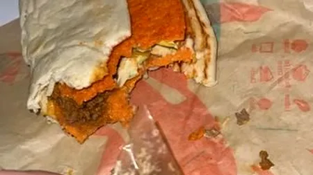 FOTO | Ce a găsit o clujeancă într-un preparat comandat la un restaurant de tip fast-food cu specific mexican. „Era să înghit otrava asta din poze”