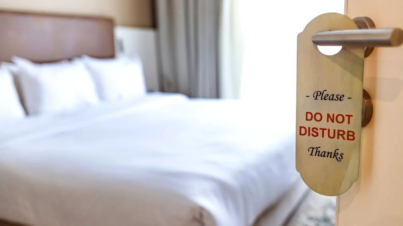 Cum să îți securizezi ușa camerei de hotel, atunci când ești în concediu. Trucul care pune hoții pe fugă