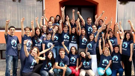 Românii care au renunțat la viața lor comodă pentru a le da elevilor defavorizați șansa la o educație de calitate