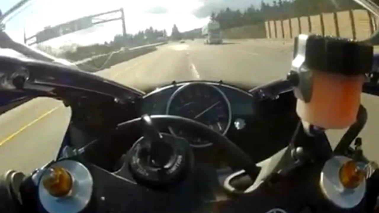 Un motociclist din Canada care se filmase circulând cu 299 km/oră a fost arestat. VIDEO