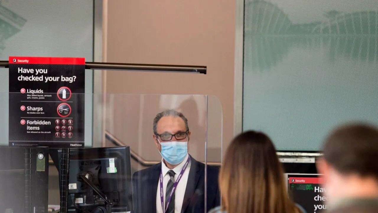 Metoda prin care unii pasageri de pe Aeroportul Heathrow din Londra încearcă să scape de cozile de la îmbarcare. Totul ar fi plecat de la un clip postat pe TikTok