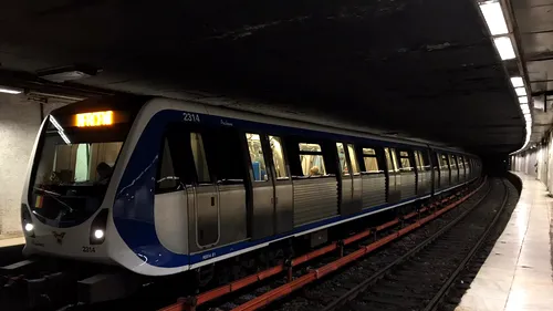 VIDEO | Călătorii dintr-un tren Metrorex au fost evacuați în stația Romană după ce mecanicul a descoperit o problemă tehnică