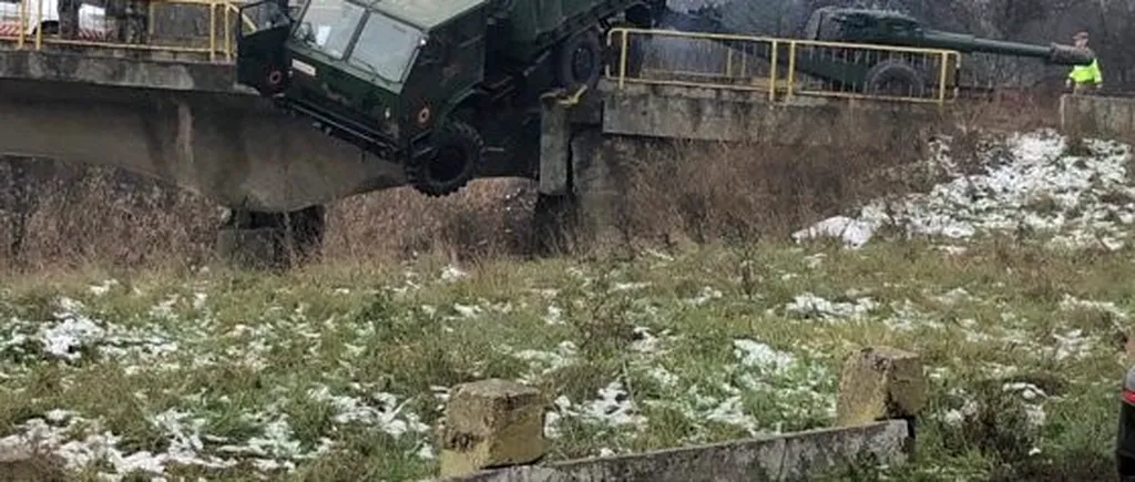 Un camion militar a fost la un pas să cadă de pe un pod la ieșirea din Dej, în urma unui accident 