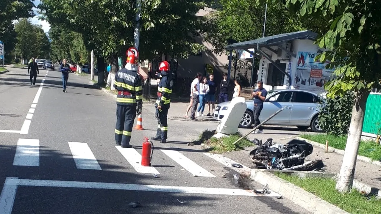 FOTO | Un tânăr de 22 de ani a murit după ce a intrat cu motocicleta într-o bornă kilometrică, pe un drum din Câmpina. Pasagerul său a fost rănit